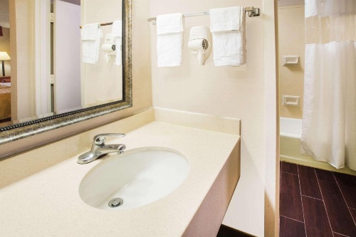 Baymont by Wyndham Mobile/ I-65 image 8